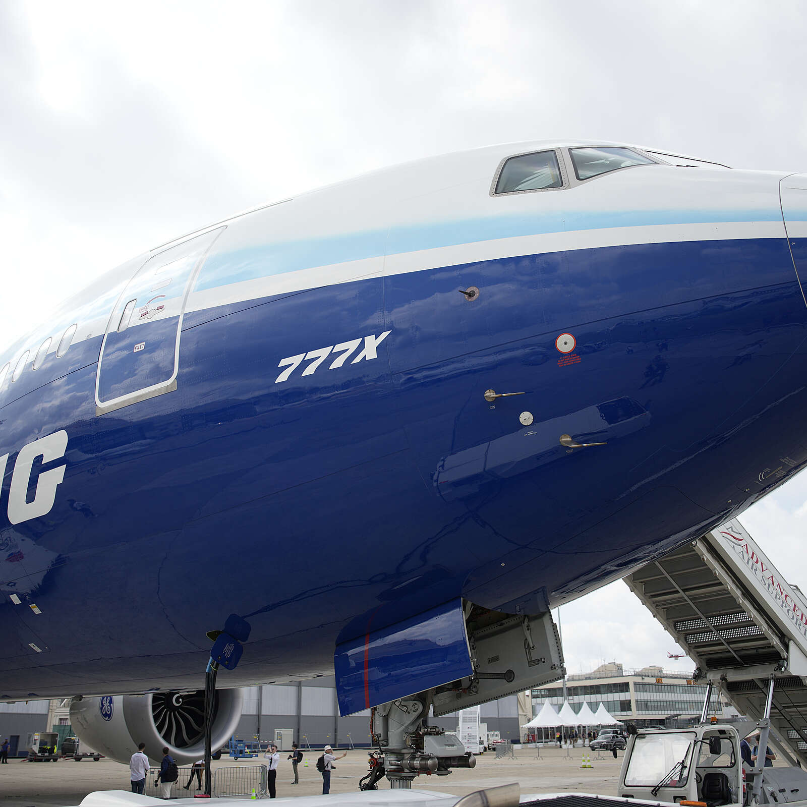 Boeing chooses a new CEO, who reportedly plans to lead company from Seattle area
